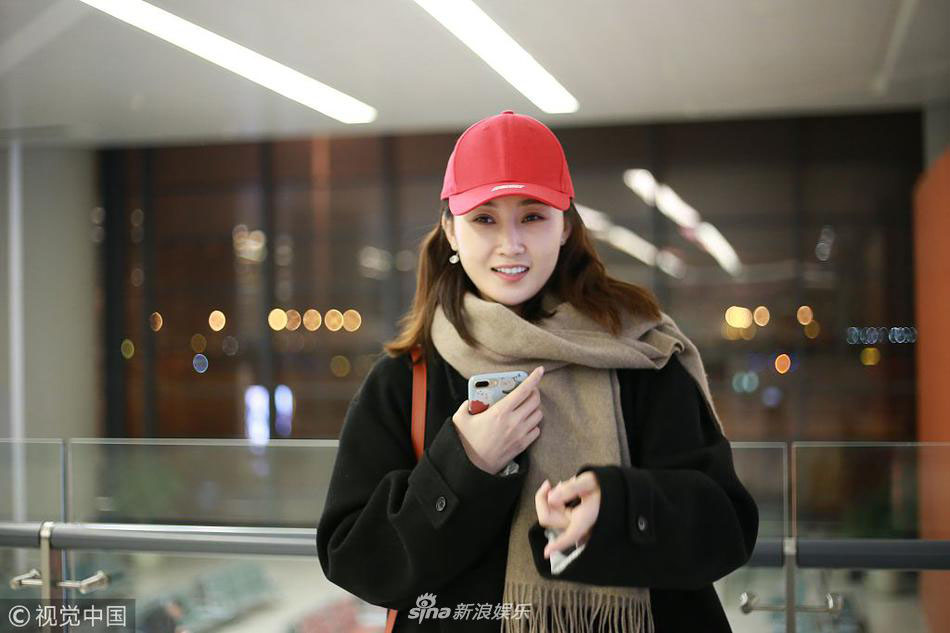 ‘~“龙女郎”林鹏机场街拍照 裹围巾戴小红帽尽显可爱  ~’ 的图片