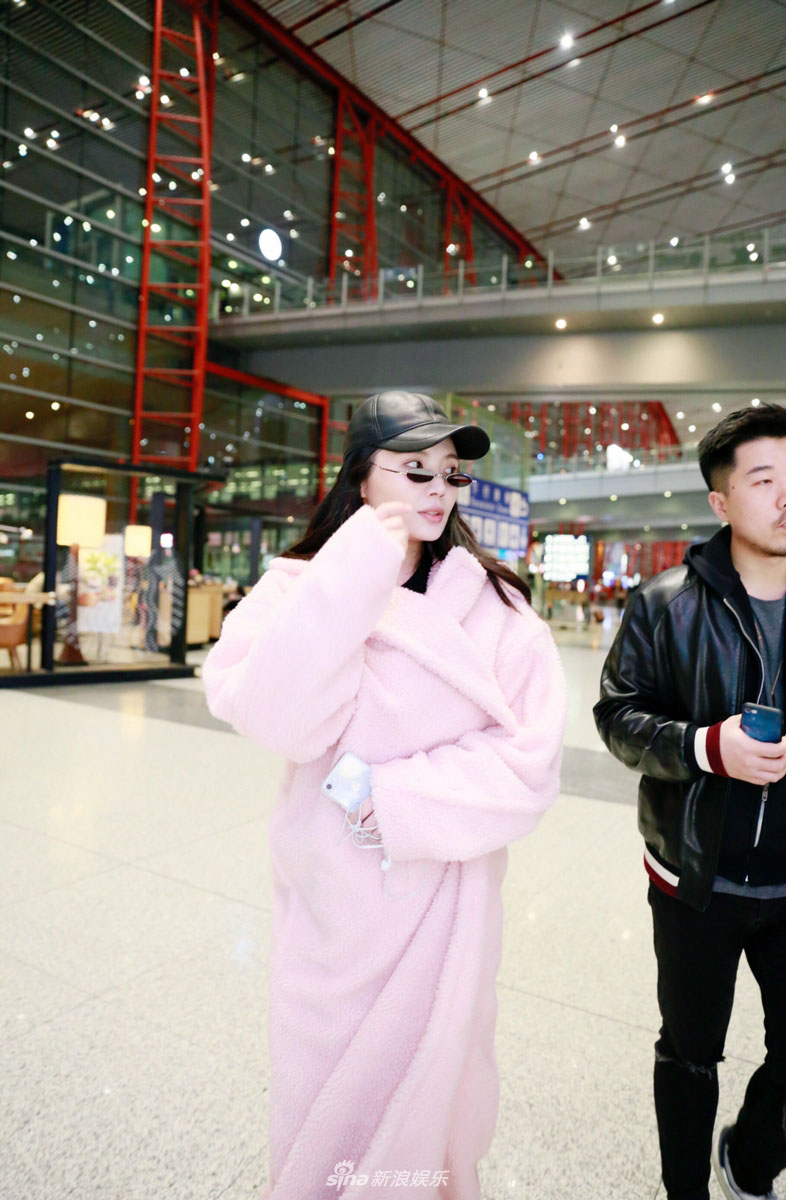 ‘~徐冬冬裹粉色大衣机场街拍 身材曲线完美  ~’ 的图片