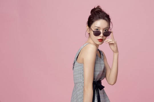 韩女星秀英最新一组春季时尚宣传照 风格干练帅气