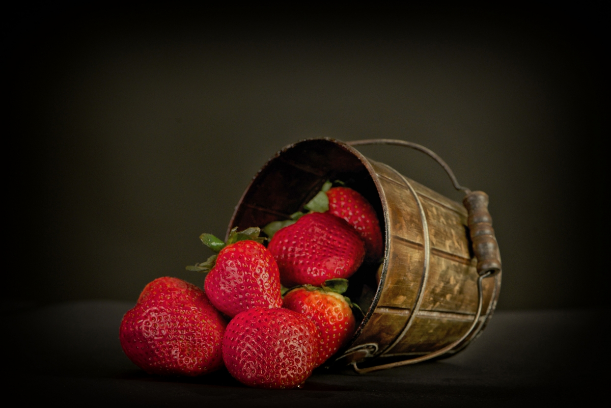 ‘~水果 红色草莓 木桶 4k桌面背景’ 的图片