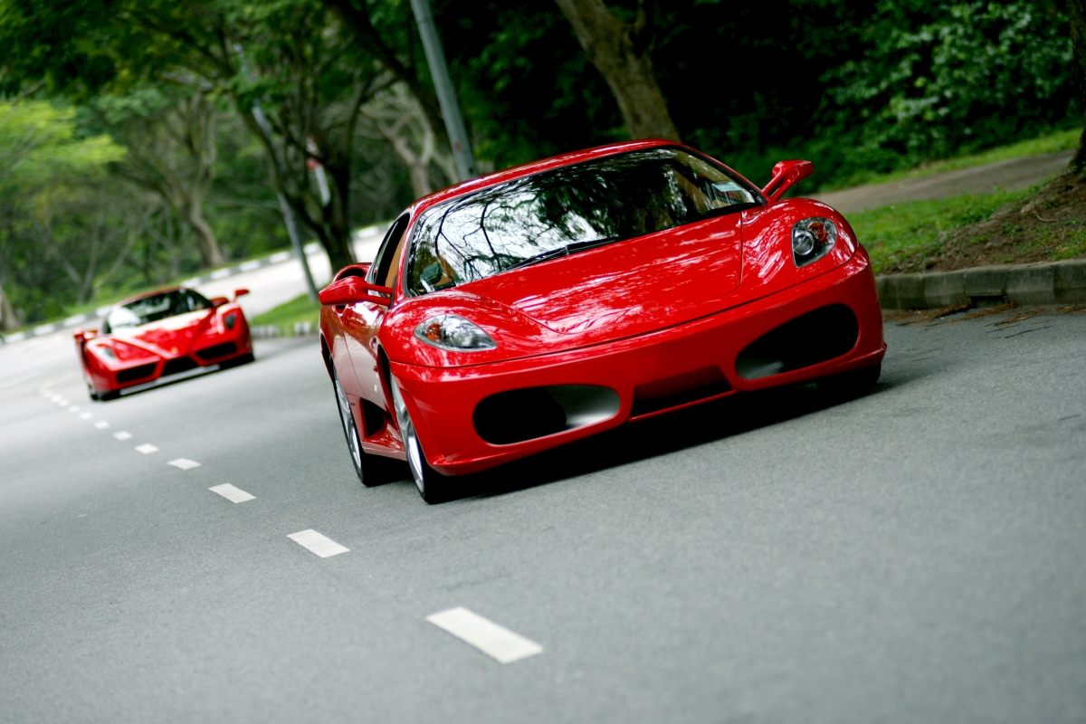 ‘~行驶 速度 红色法拉利汽车 4K跑车桌面背景’ 的图片