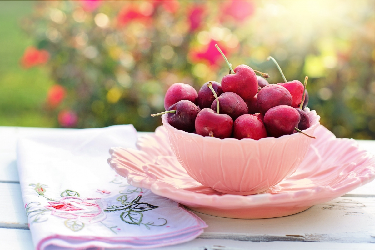 ‘~樱桃 碗 粉红色 水果 4K桌面背景’ 的图片