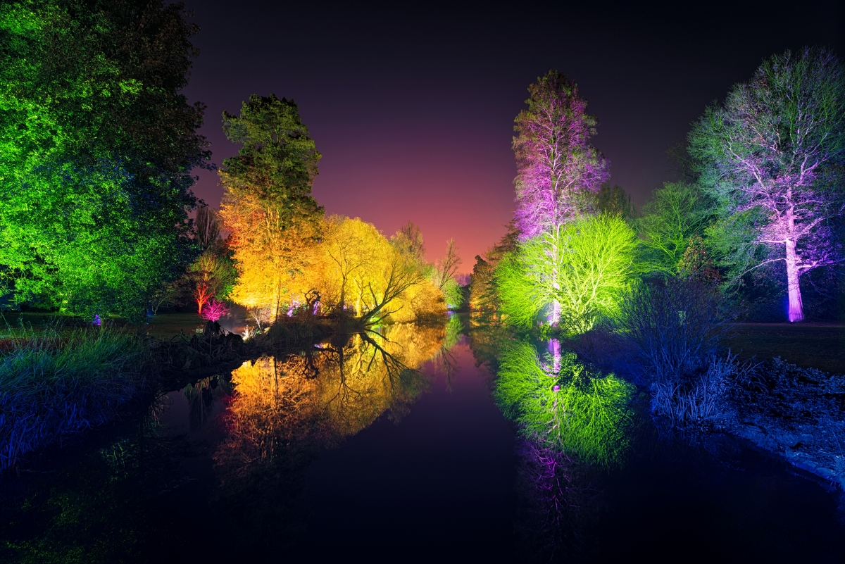 ‘~伦敦西昂公园 七彩灯 4K风景桌面背景’ 的图片