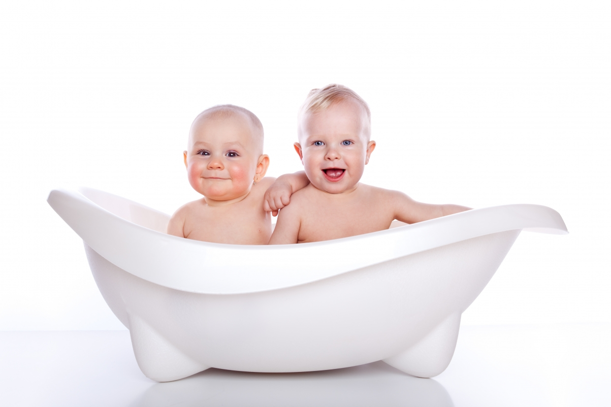 ‘~两个宝宝 孩子 微笑 洗澡 4K桌面背景’ 的图片