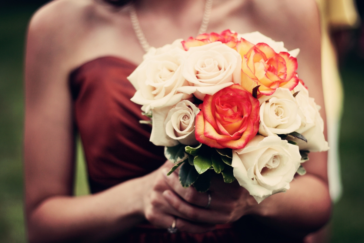 ‘~花束 束鲜花 玫瑰 伴娘 婚礼 女子 4K图片’ 的图片