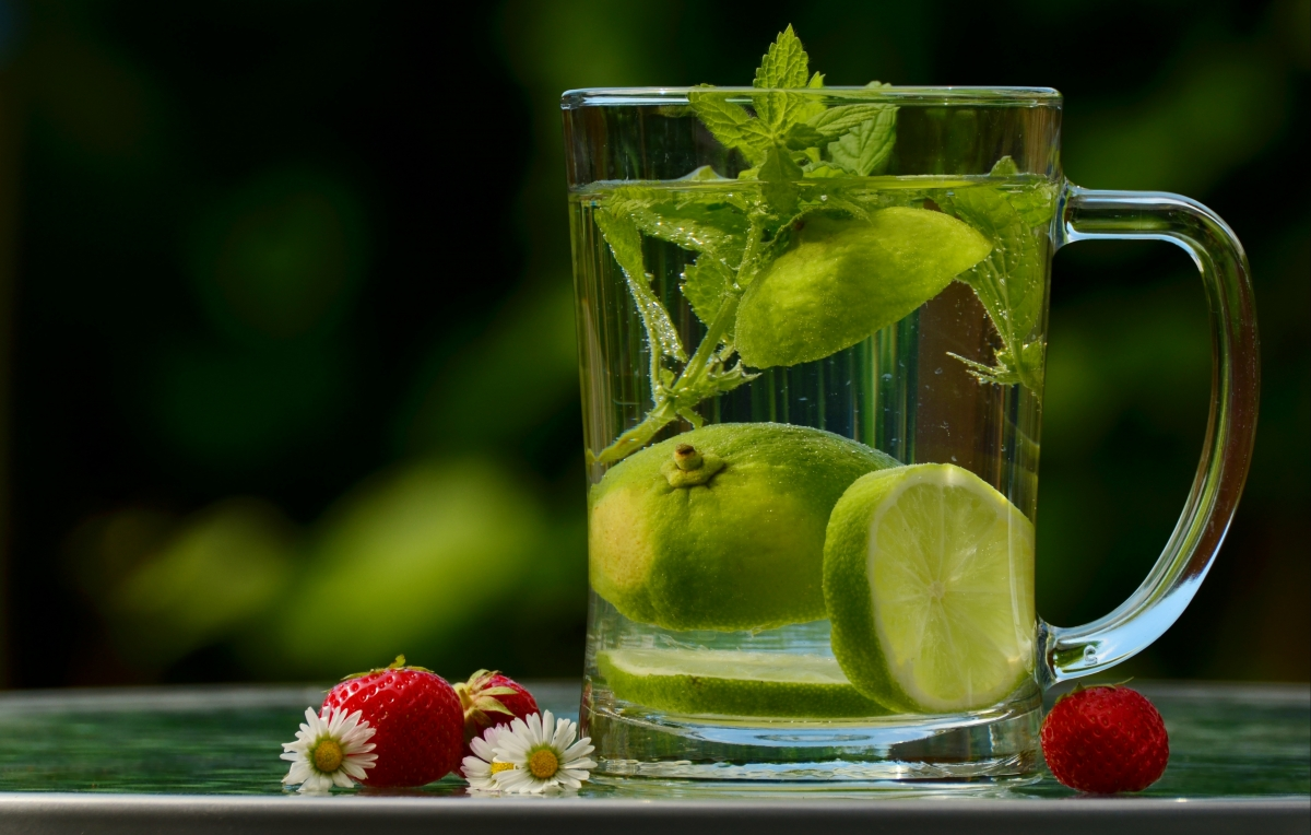 ‘~玻璃杯 水 排毒水 柠檬 花 草莓 4K桌面背景’ 的图片