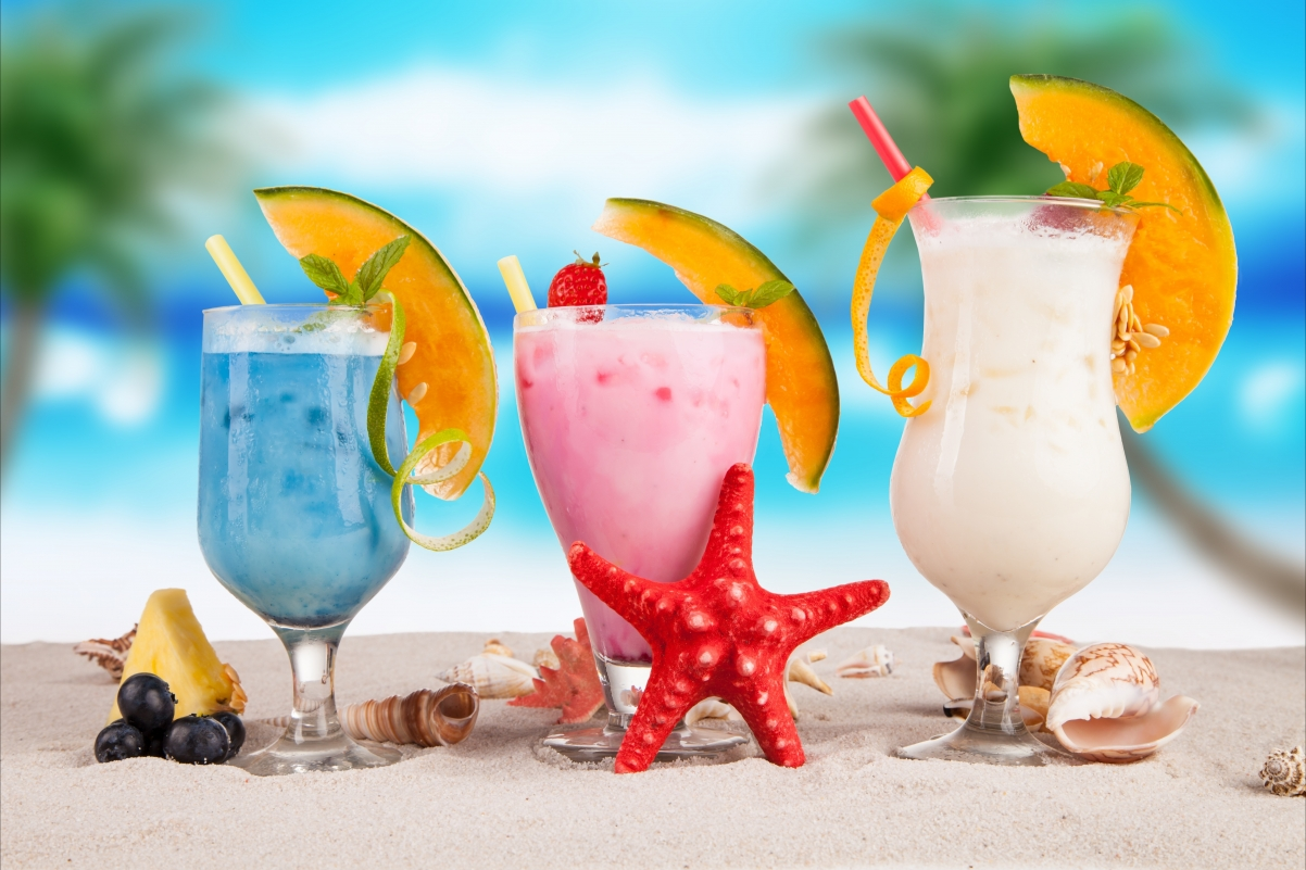 ‘~夏季 热带 海滩 水果 饮料 鸡尾酒 新鲜水果 5K桌面背景’ 的图片