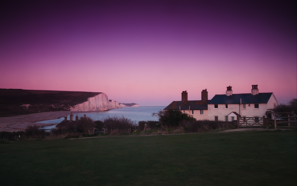‘~海边小屋 摄于英国七姐妹国家公园4K风景桌面背景’ 的图片