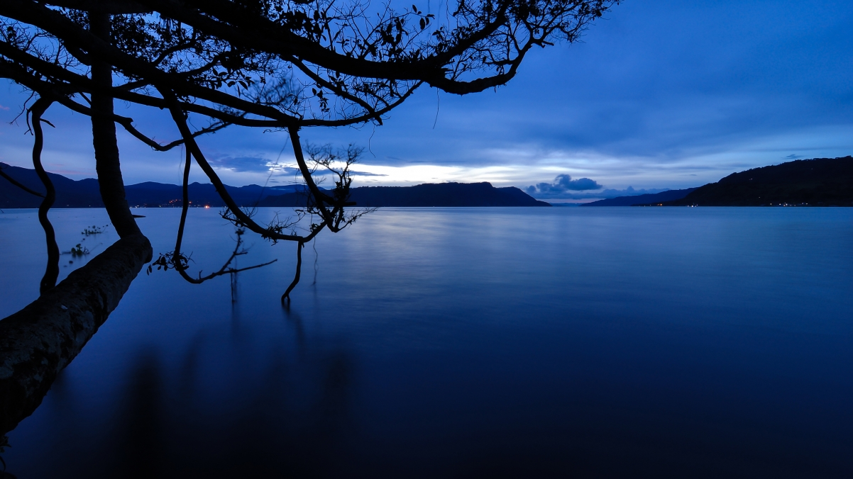 ‘~印度尼西亚 湖岸 4K风景桌面背景’ 的图片
