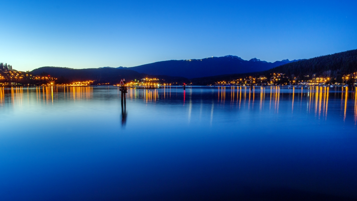‘~不列颠哥伦比亚省穆迪港 海边夜景4K桌面背景’ 的图片
