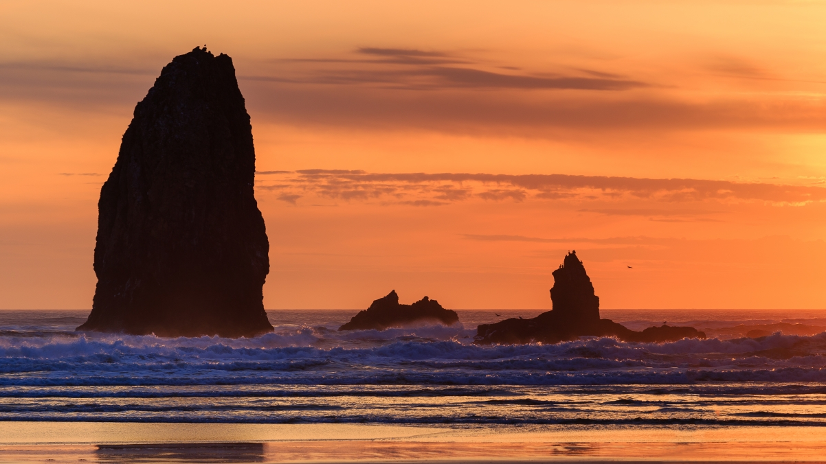 ‘~俄勒冈州 加农炮海滩 橙色日出风景 4K桌面背景’ 的图片