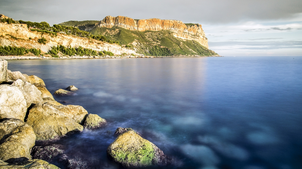 ‘~法国 卡西斯灯塔 海滩 地中海 4K风景桌面背景’ 的图片