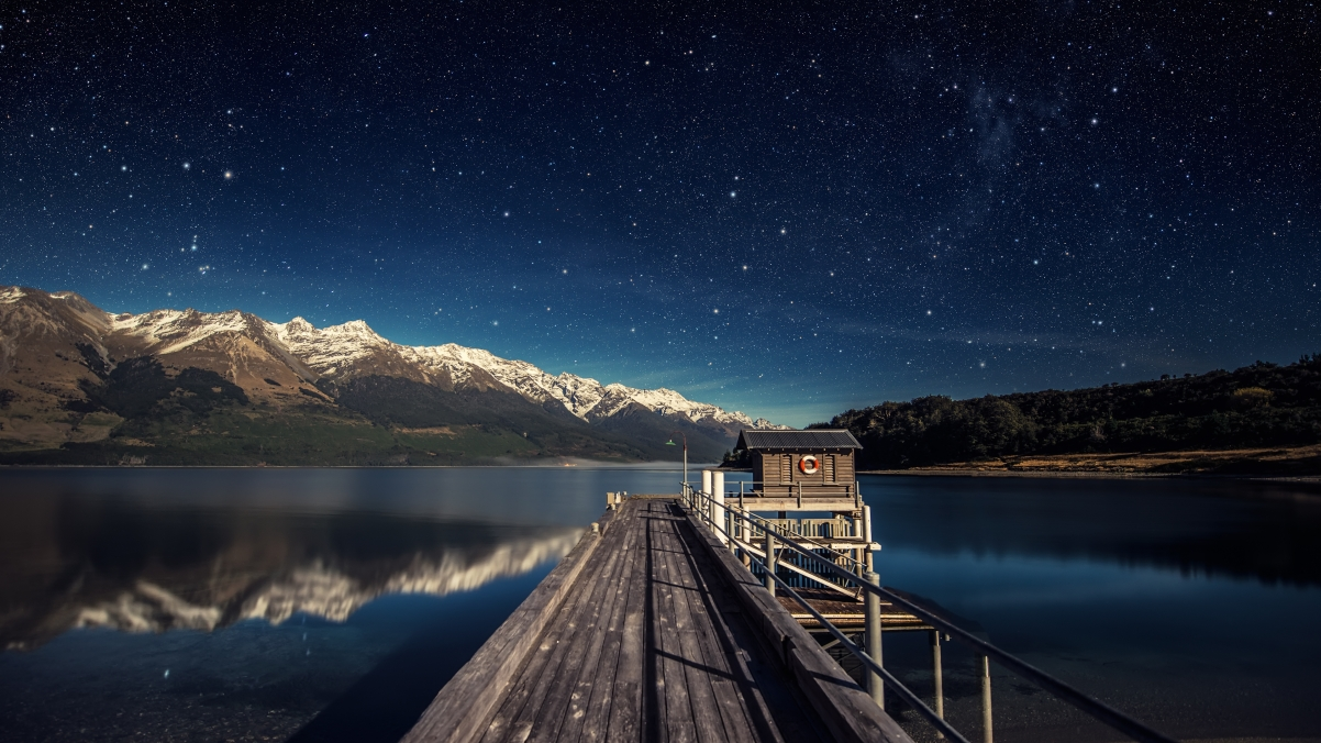 ‘~夜晚 月亮 新西兰瓦卡蒂普湖 星空 4K桌面背景’ 的图片
