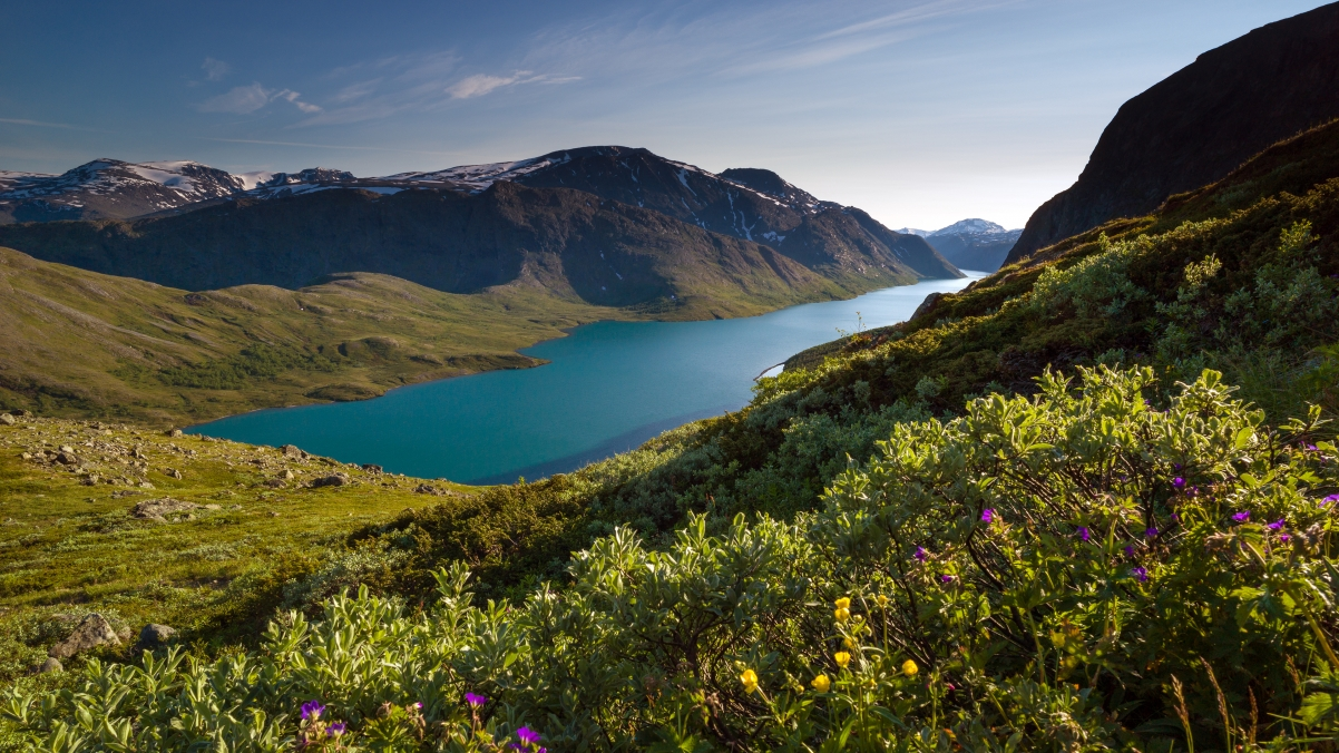 ‘~挪威 美丽的绿松石色的高山湖泊3840×2160风景桌面背景’ 的图片