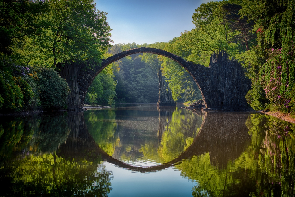 ‘~Devils Bridge 桥梁和绿色树木 河流 倒映6k自然风景桌面背景’ 的图片